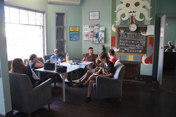 The Hive - Traveler Friendly, Passport Only Perth