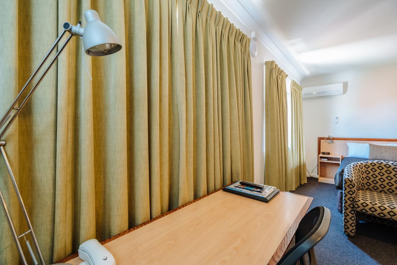 Canning Bridge Auto 3*