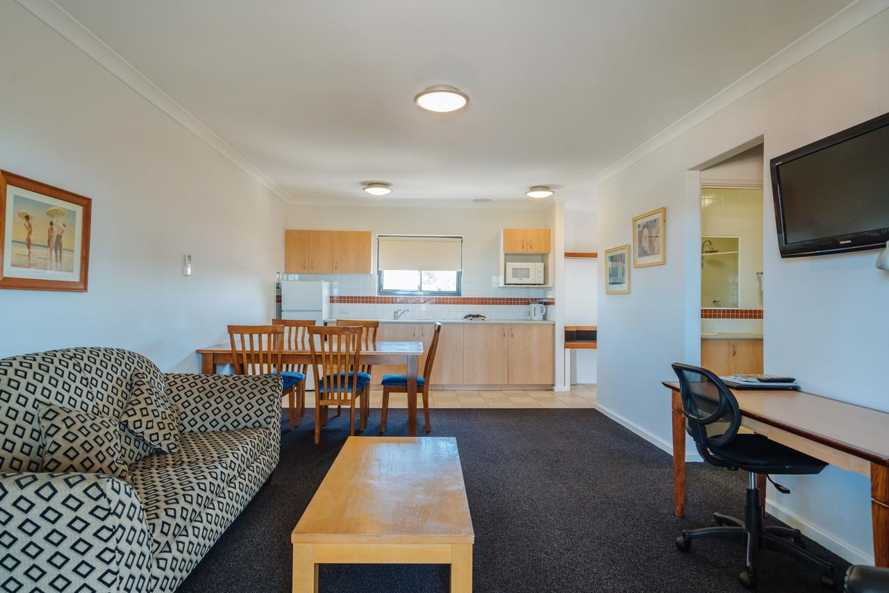 Canning Bridge Auto 3*