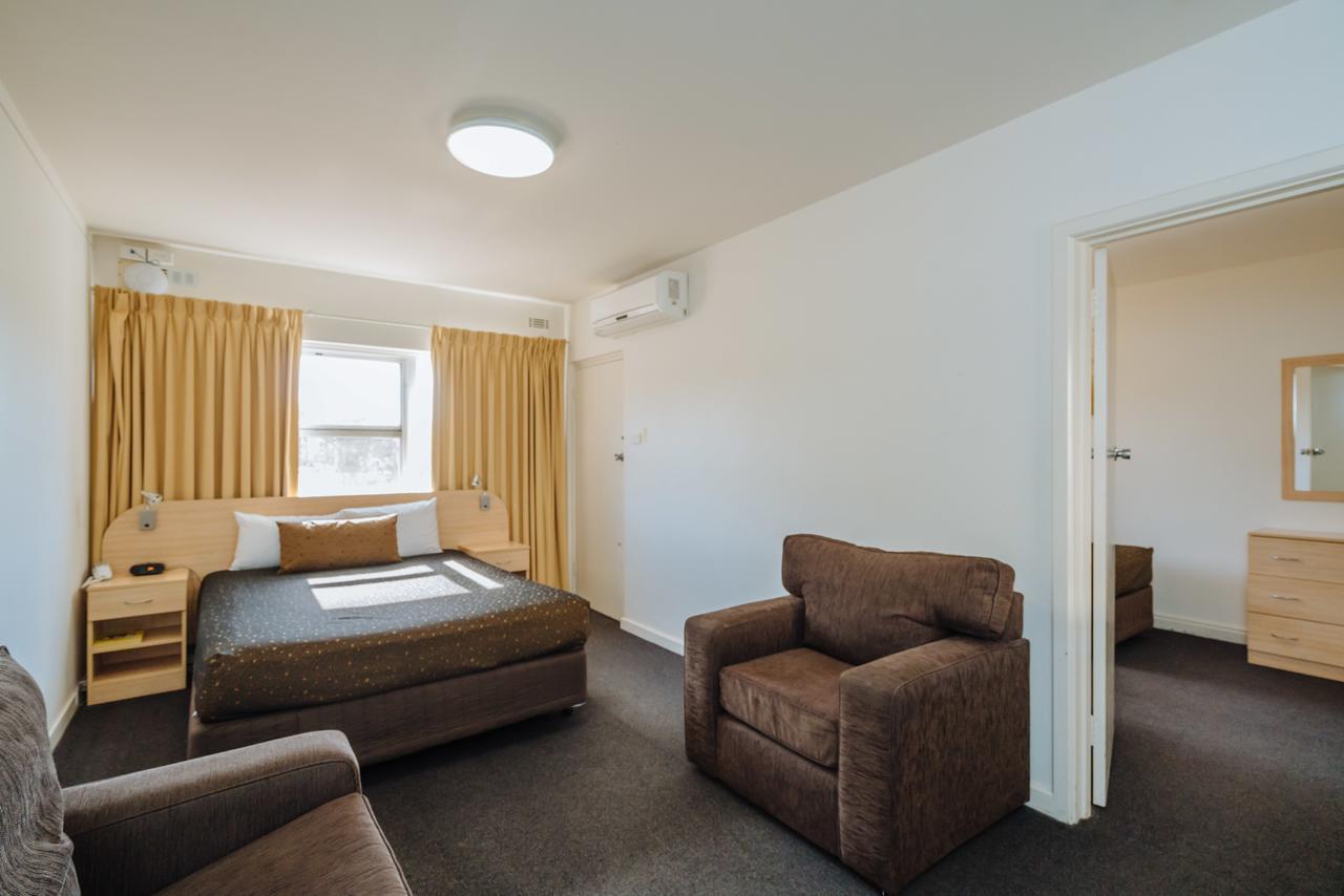 Canning Bridge Auto 3*