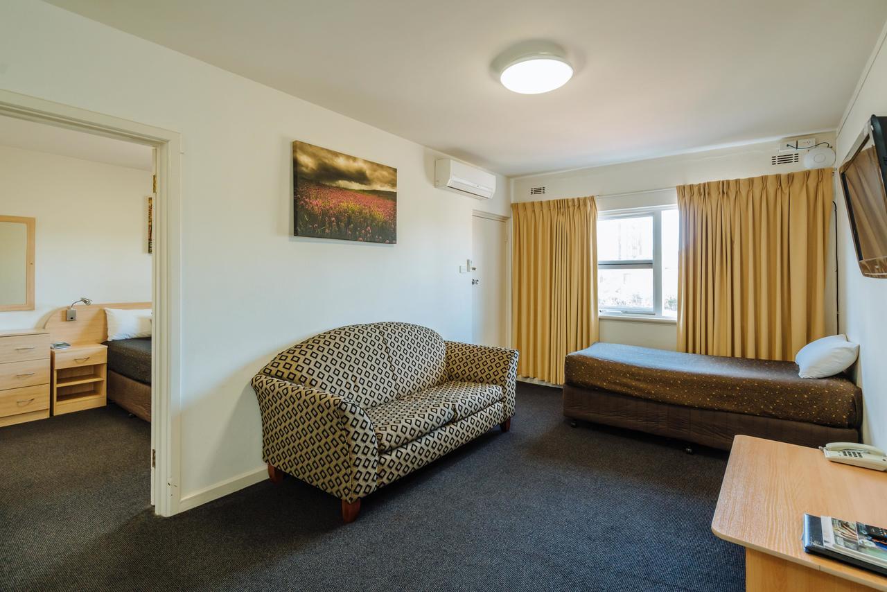 Canning Bridge Auto 3*