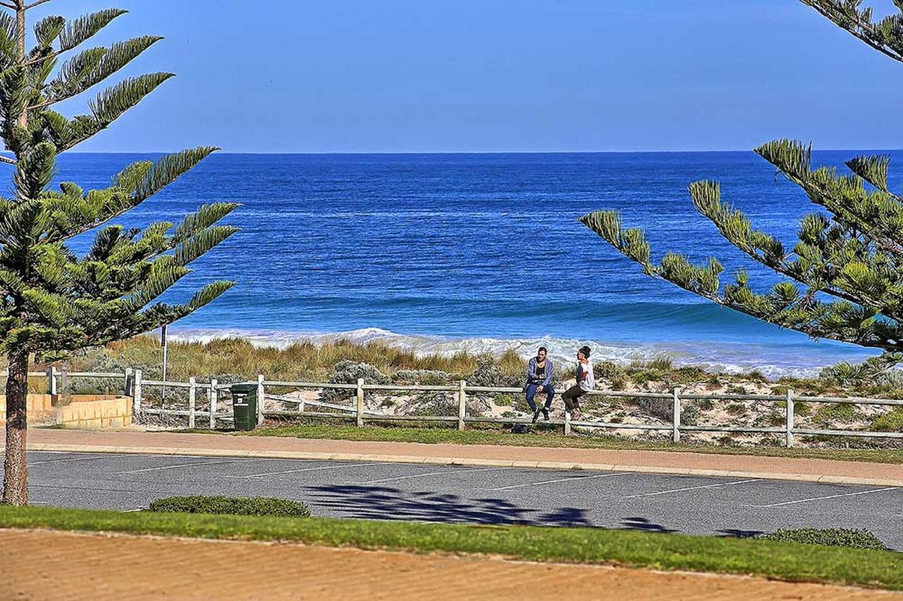 Beachfront @ Scarbs Apartment