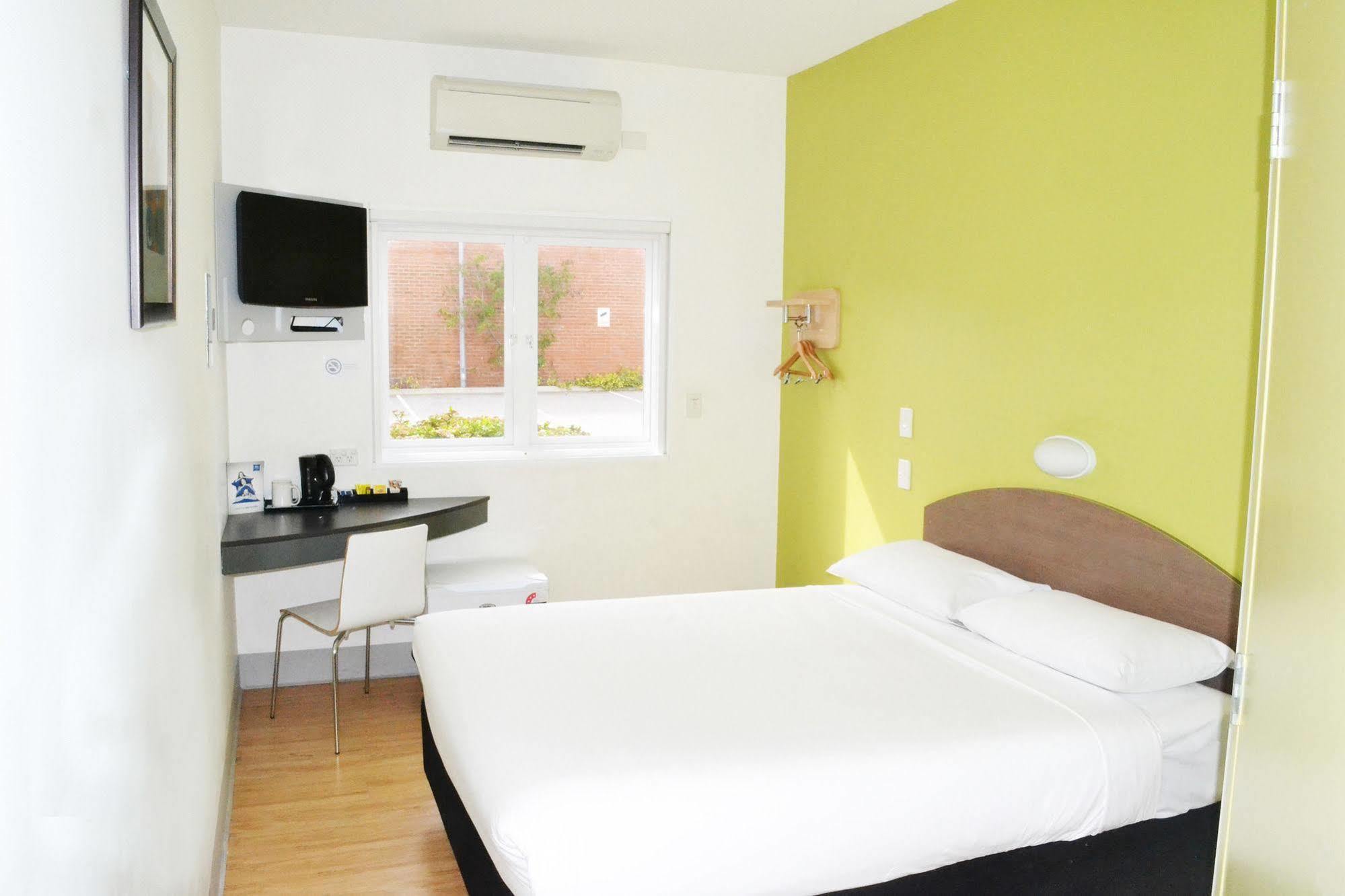Hotel Ibis Budget Airport 3*