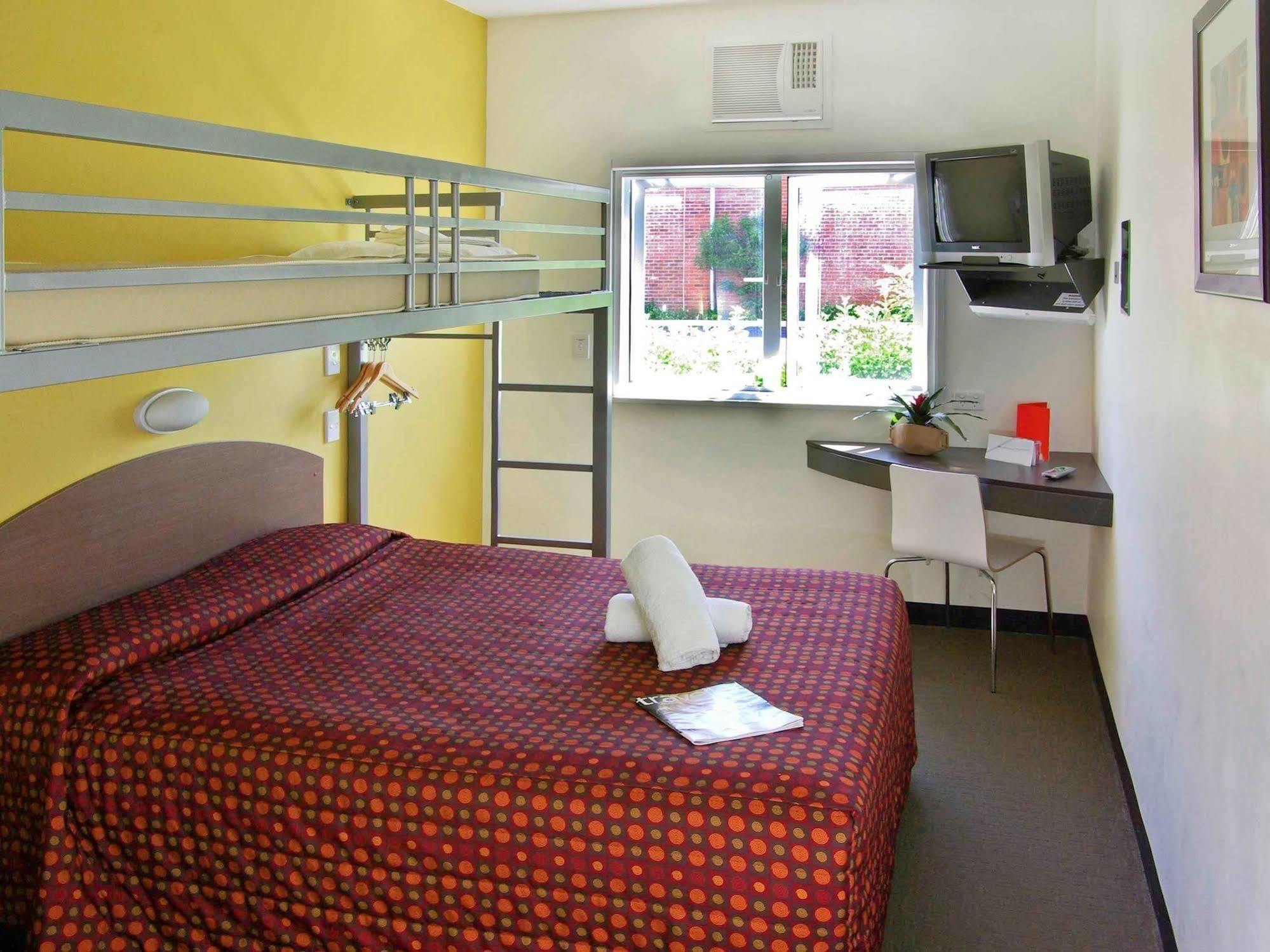 Ibis Budget Airport 3*