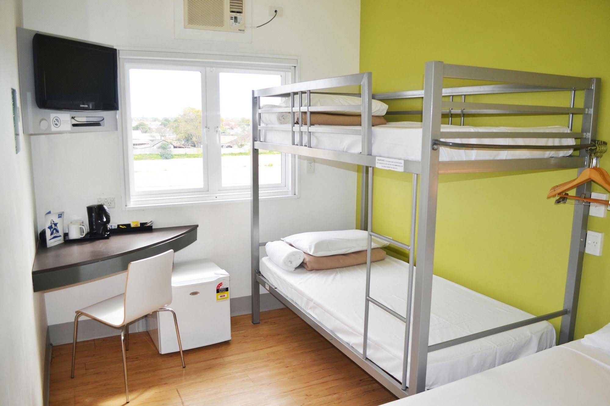 Hotel Ibis Budget Airport 3*