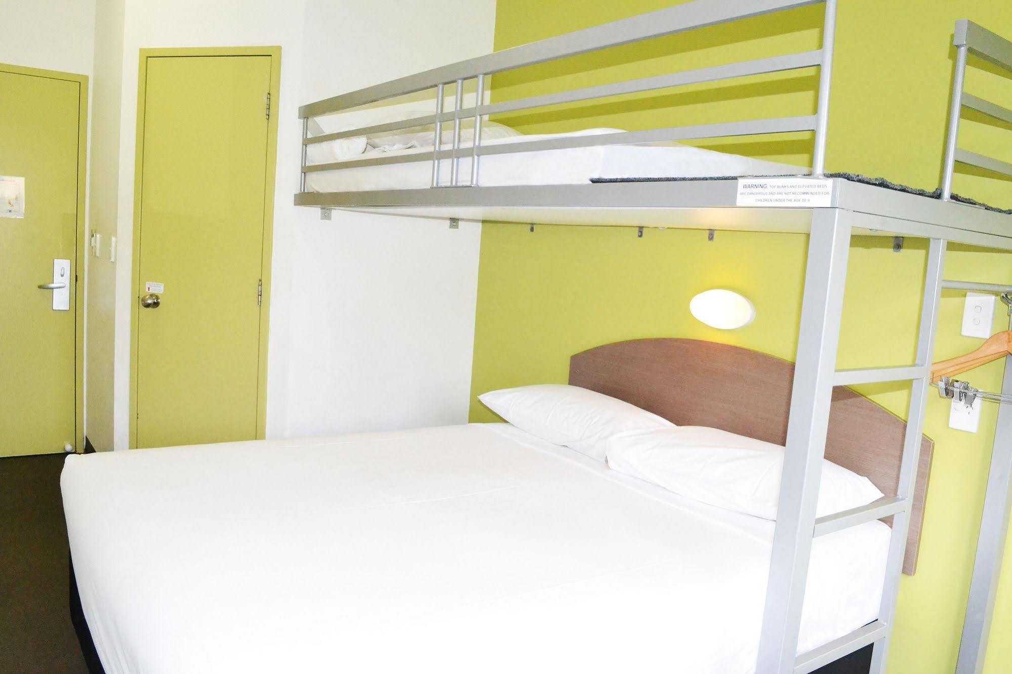 Hotel Ibis Budget Airport 3*