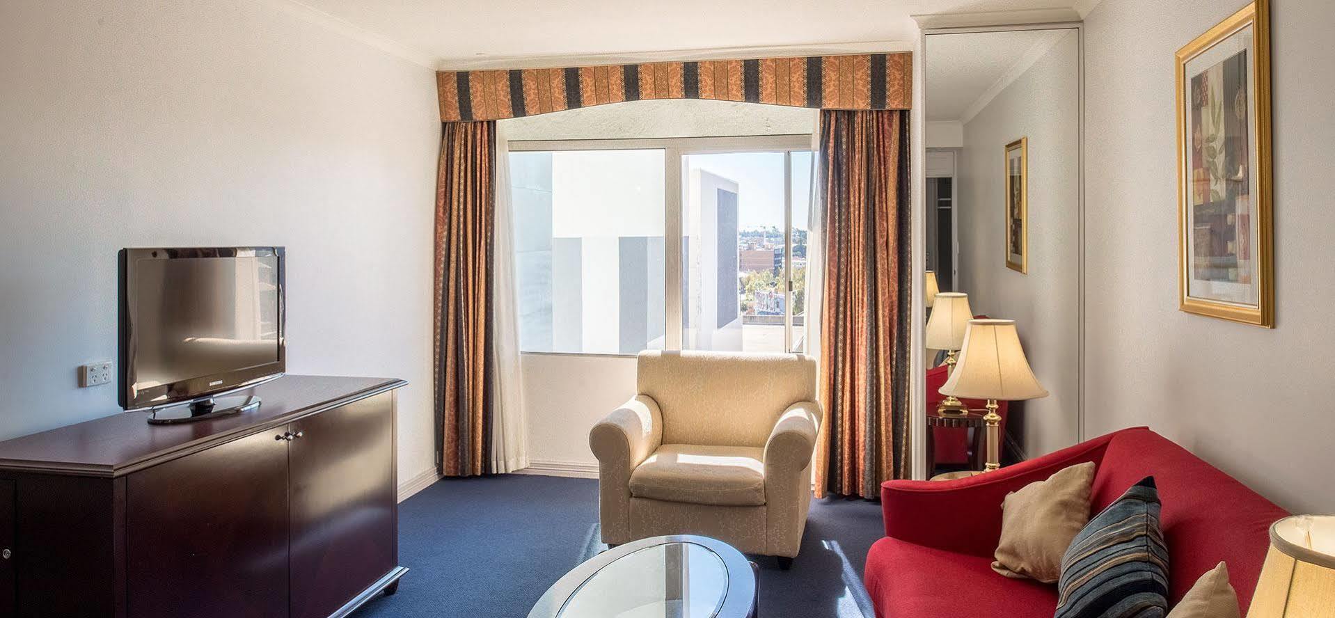 Hotel Seasons Of Perth
