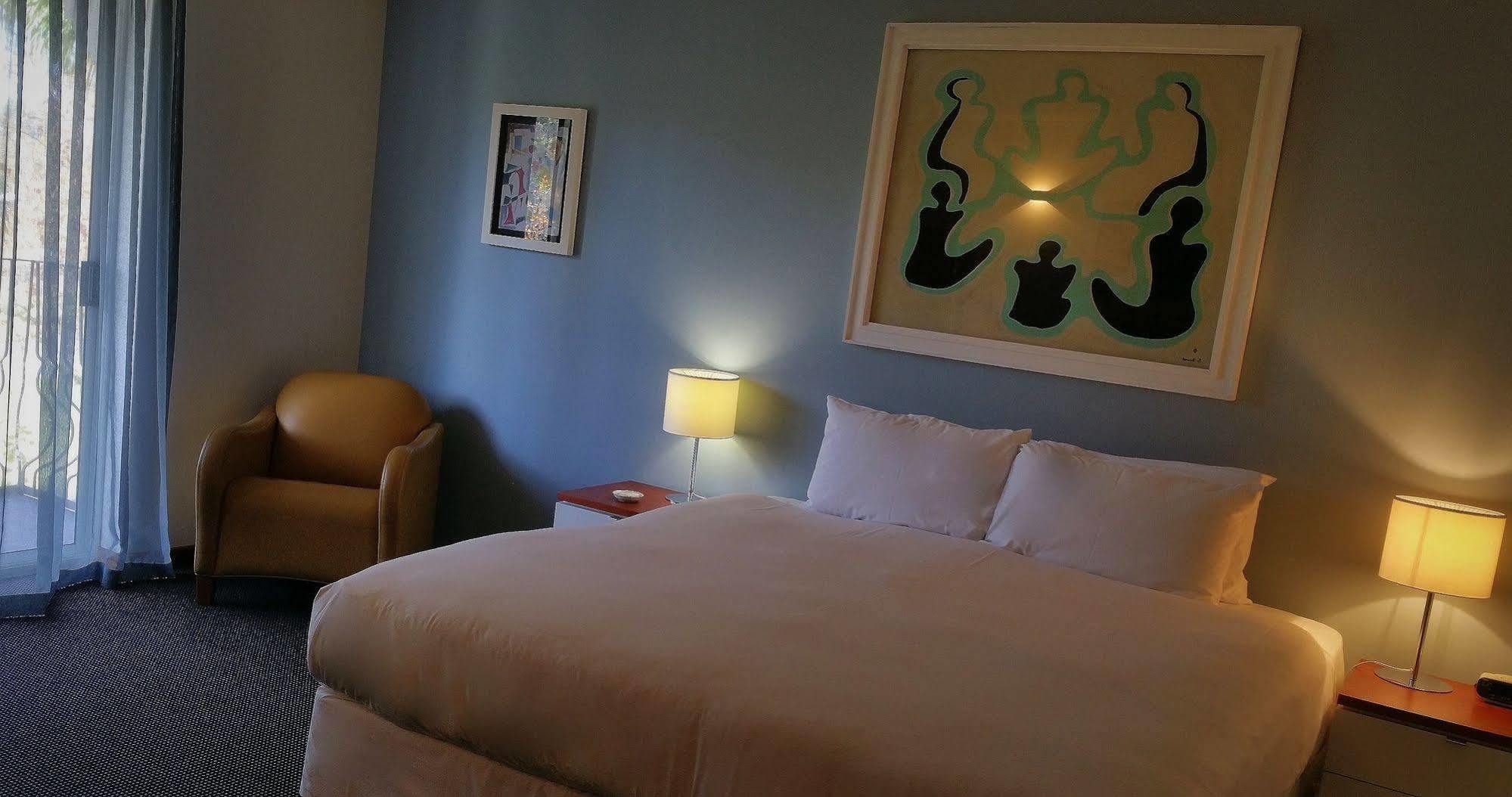 Sullivans Hotel 4*