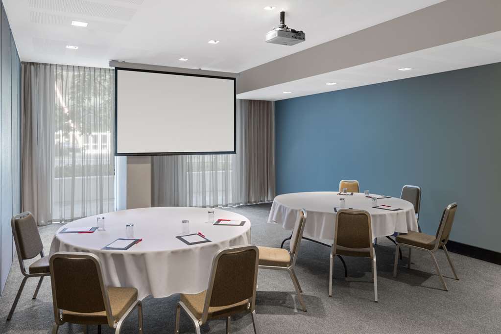 Adina Aparthotel 4*