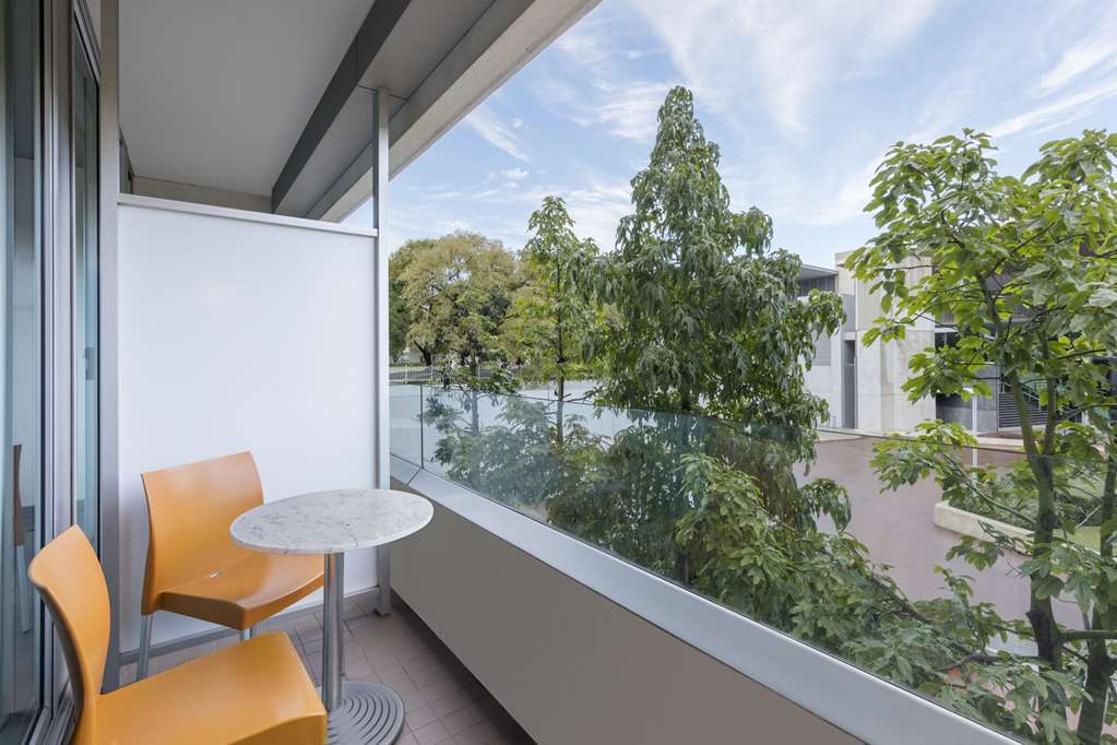 Adina Aparthotel 4*