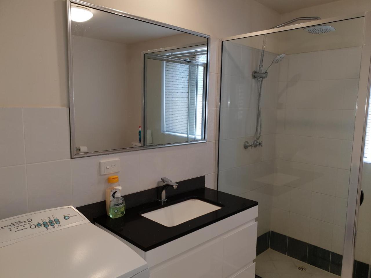 Apartemen Mt.lawley Superb 2 Bedroom Location Comfort, Style 3