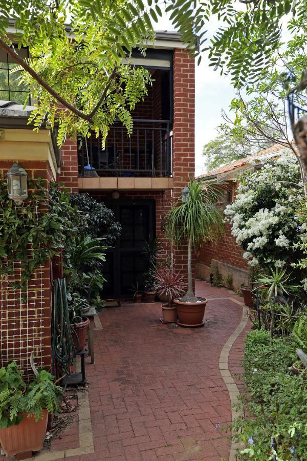 230 Alice Street Apartment *