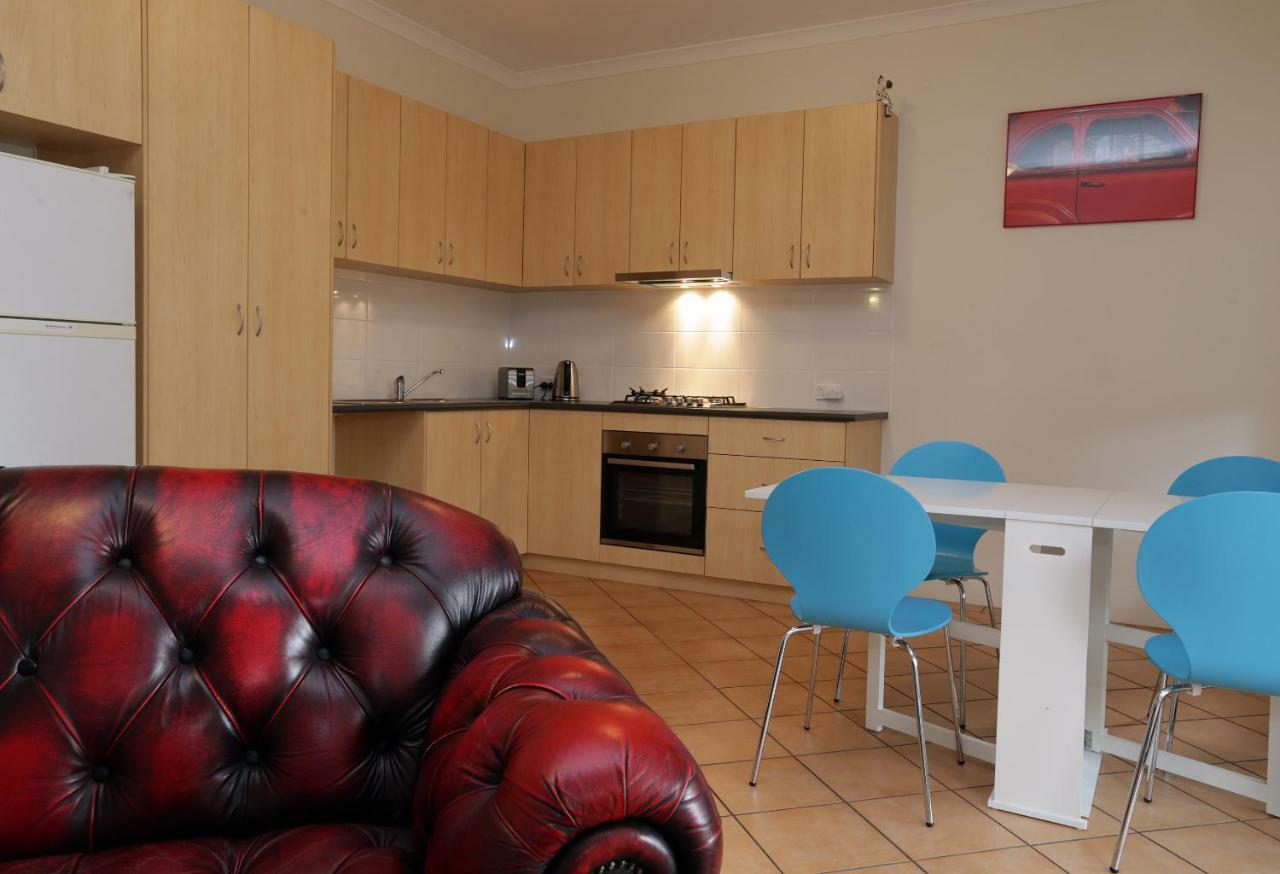 230 Alice Street Apartment *