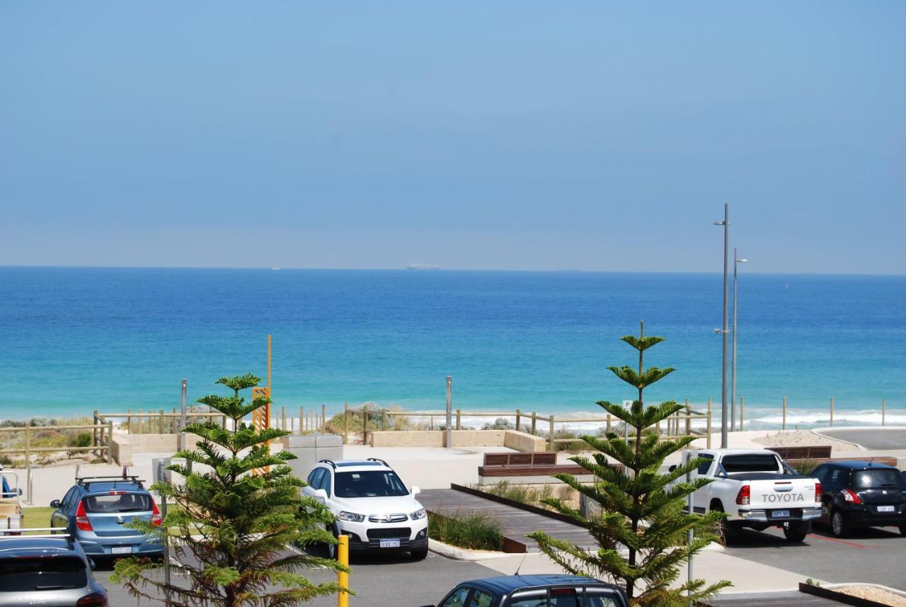Absolute Beachfront Scarborough Apartment *