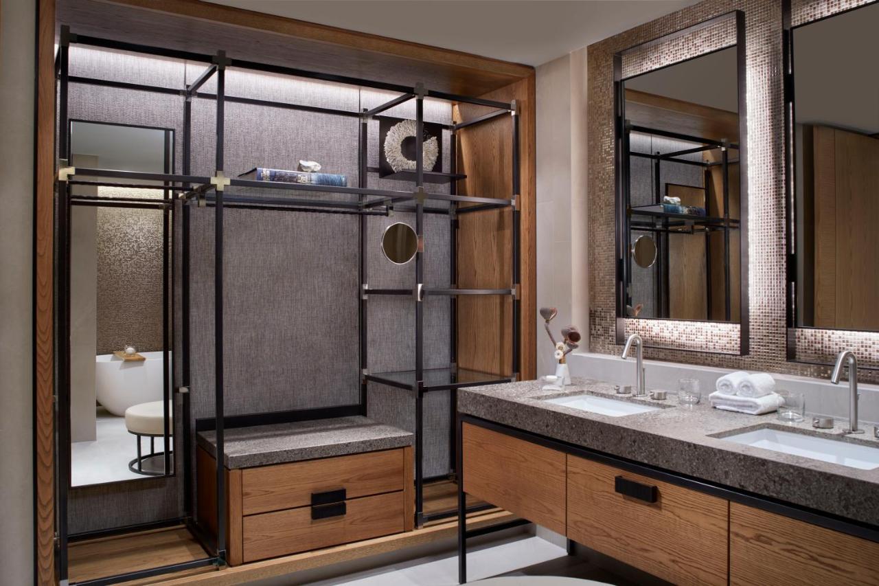 The Ritz-carlton,