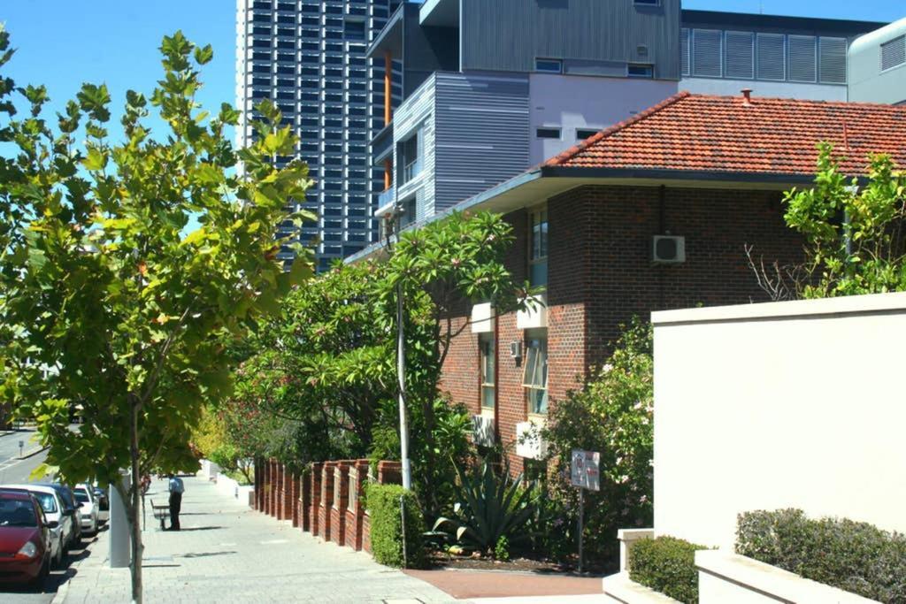 M4 West Studio Near Kings Park Apartment