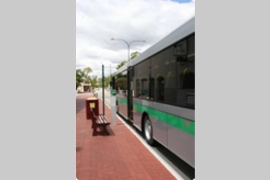 B7 Crawley 1 Brm & Sleepout Near Uwa * Perth
