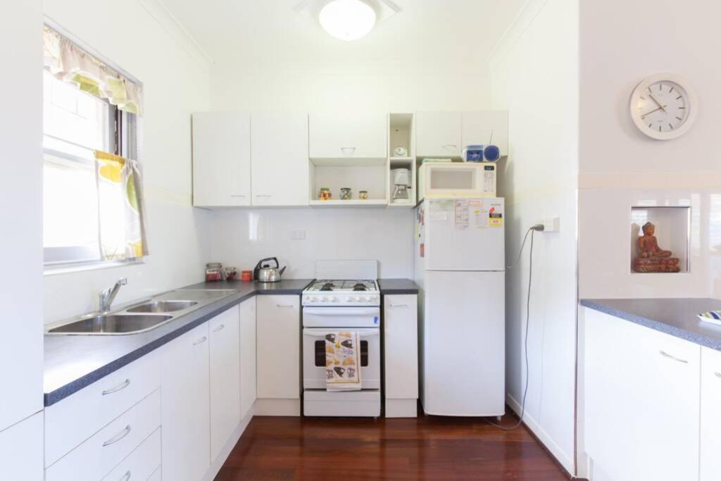 B7 Crawley 1 Brm & Sleepout Near Uwa * Perth