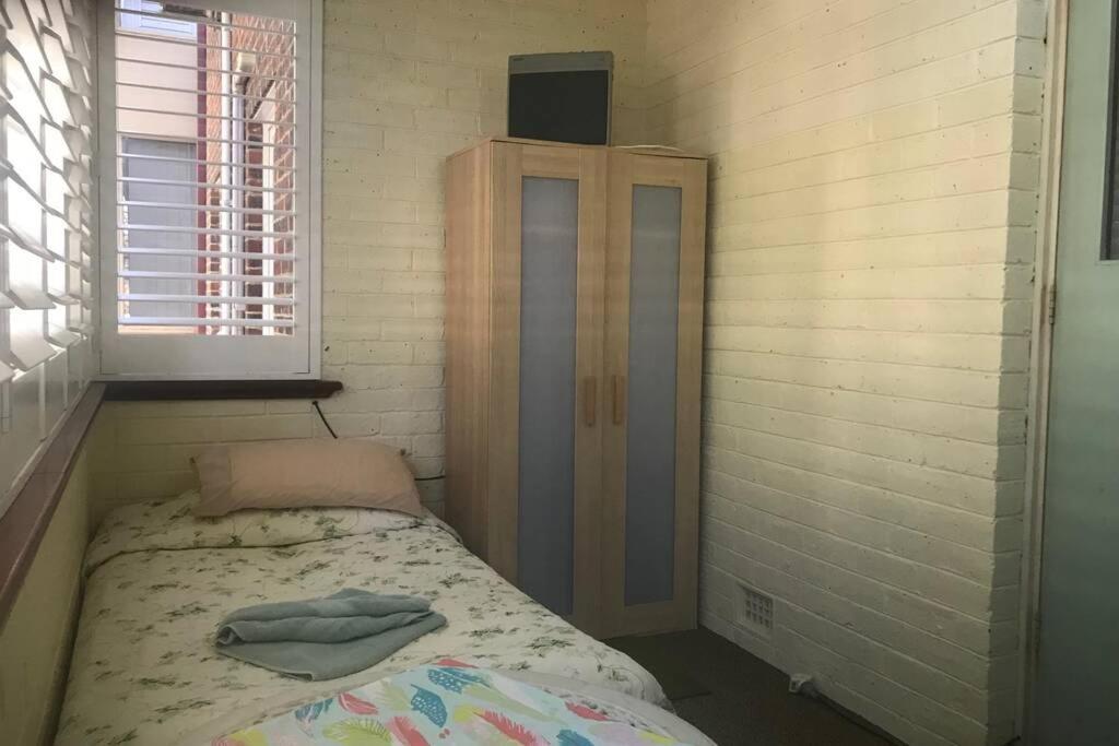 B2 Crawley 1 Brm & Sleepout Near Uwa Apartment *