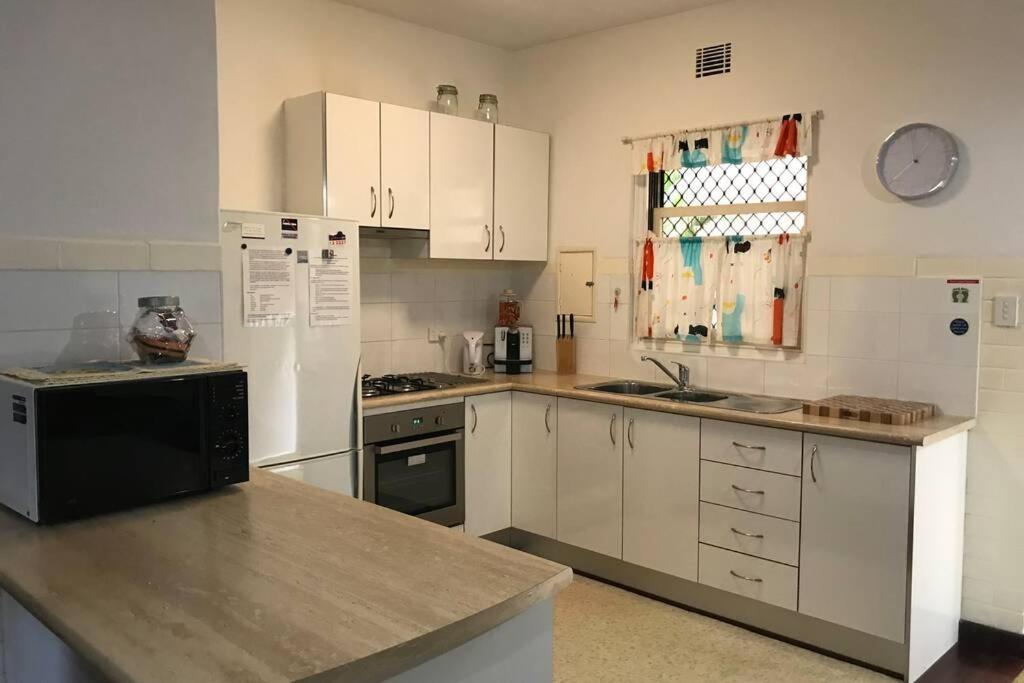 B2 Crawley 1 Brm & Sleepout Near Uwa Apartment Perth