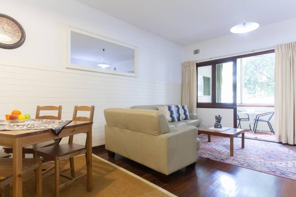 Apartment B2 Crawley 1 Brm & Sleepout Near Uwa Perth