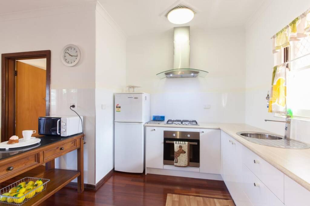 B8 Crawley 1 Brm & Sleepout Near Uwa * Perth