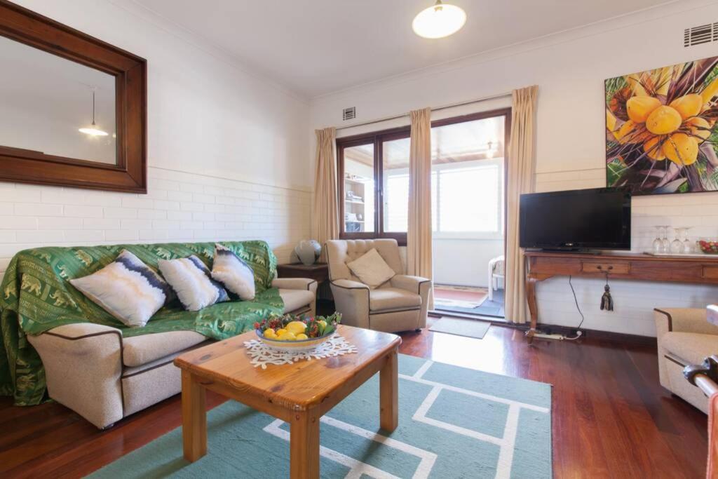 B8 Crawley 1 Brm & Sleepout Near Uwa * Perth