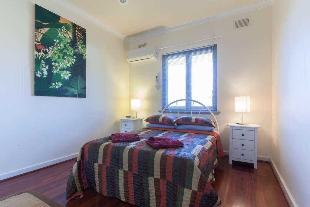 B7 Crawley 1 Brm & Sleepout Near Uwa * Perth