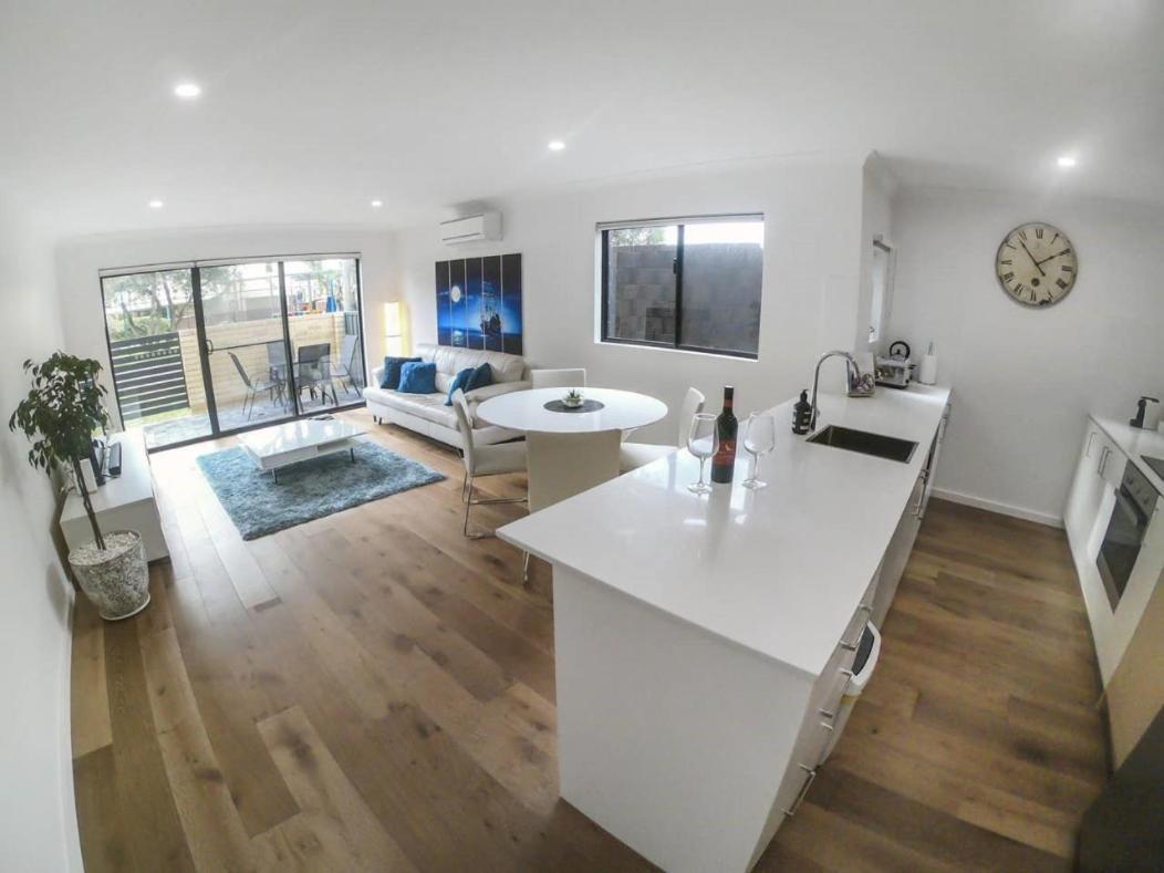 1 Bdrm Close Airport/shops, Wifi, Netflix, Parking Apartment