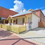 Emu Backpackers Perth - Note - Valid Passport Required For Check In