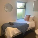 Stylish 2Bed Close Airport/Shops