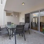 Suburban Living - 2 Bedroom Apartment Victoria Park