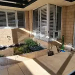 Spacious Bright Home Close To Shops And Cafe\'S