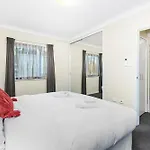 Perth Family Getaway Pool & Parking