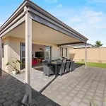 Cozy Modern Nook Retreat