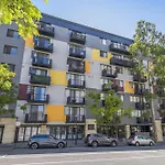Central Perth 2-Bed Apartment With Pool & Gym