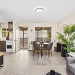 Trendy Townhouse On Lakes Edge With Lush Parks