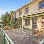 Trendy Townhouse On Lakes Edge With Lush Parks