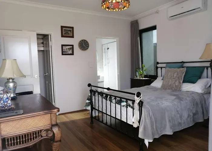 Private & Cosy! Master Bedroom In Perth With Garden View