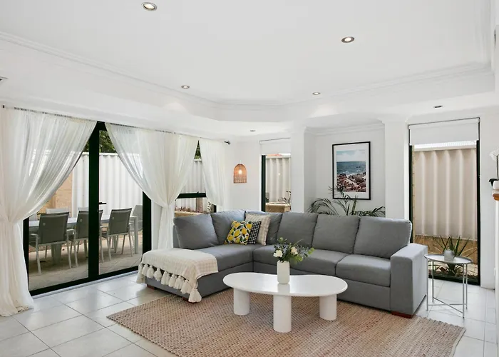 Newly Renovated Home Steps From Sorrento Beach