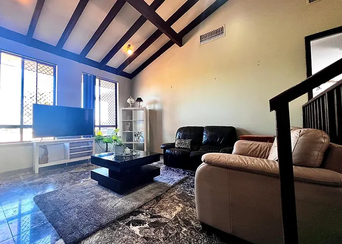 Affordable Long Term Stay Queen Size Bedroom Near City University Fremantle