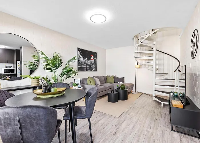 Trendy Townhouse On Lakes Edge With Lush Parks