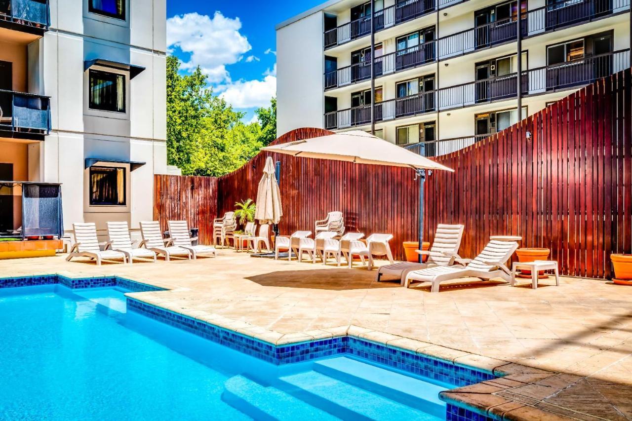 302 Wonderful Waldorf Poolgym Apartment *
