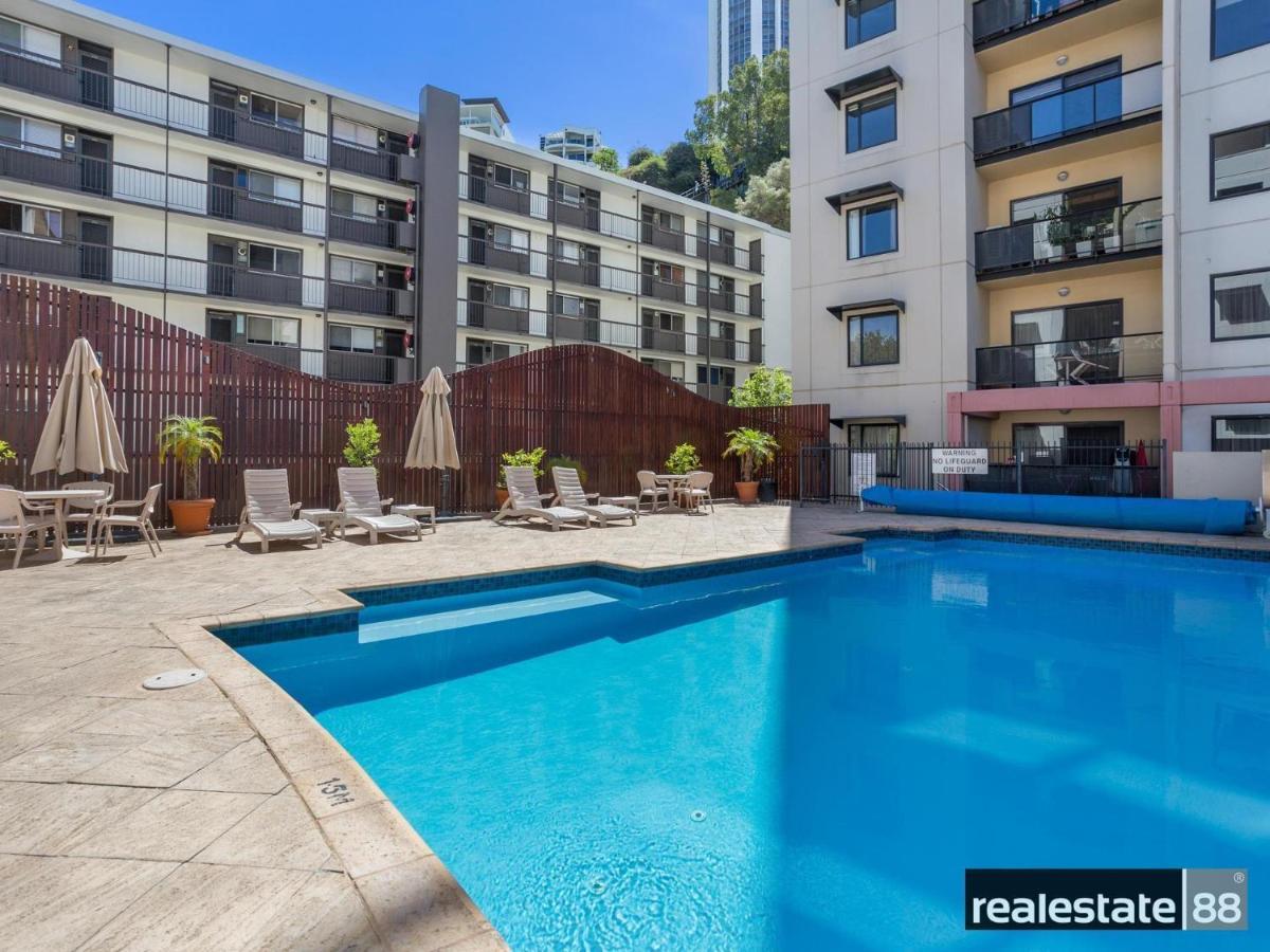 302 Wonderful Waldorf Poolgym Apartment *