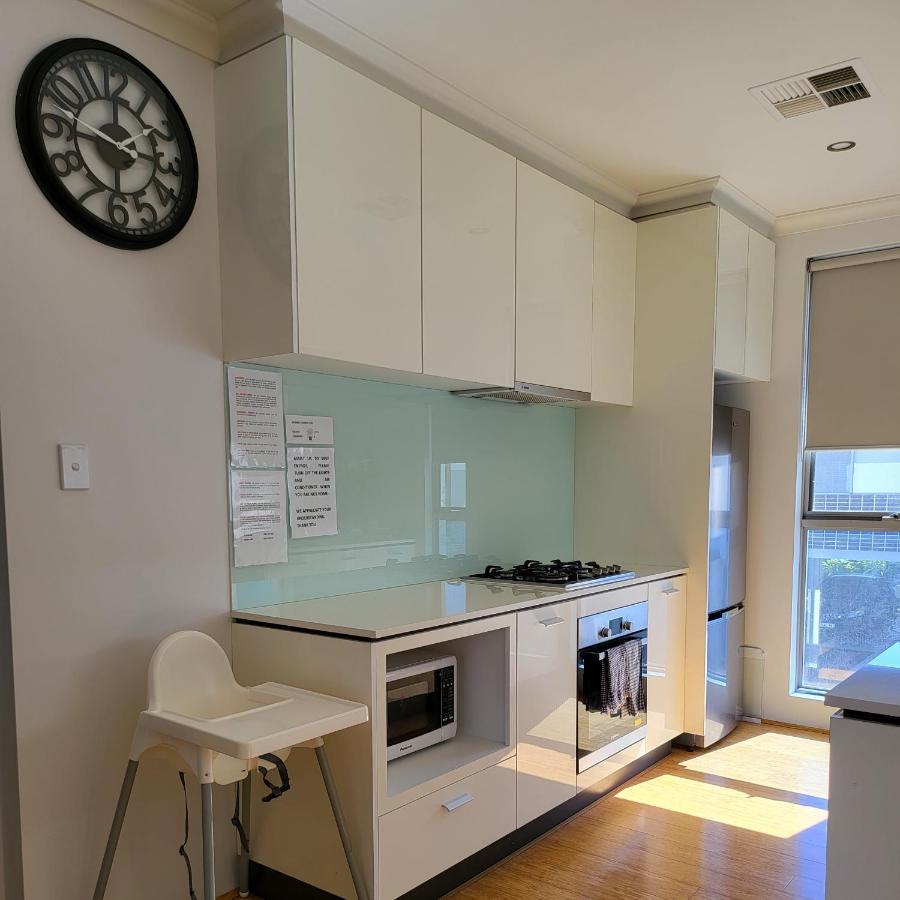 Gerring Court With Free 1 Car Bay Parking Apartment *