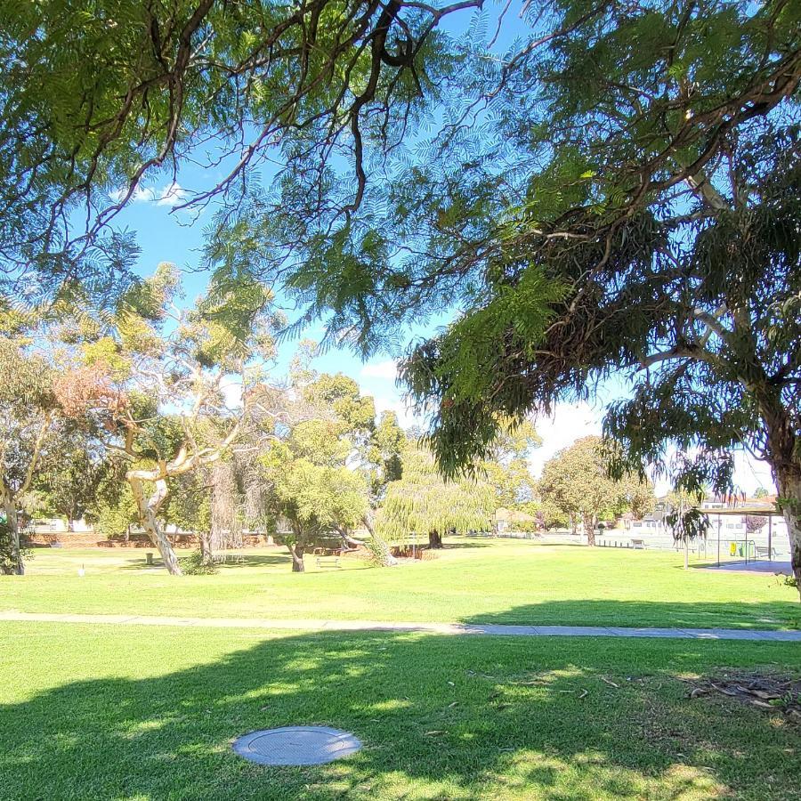 Apartment Gerring Court With Free 1 Car Bay Parking