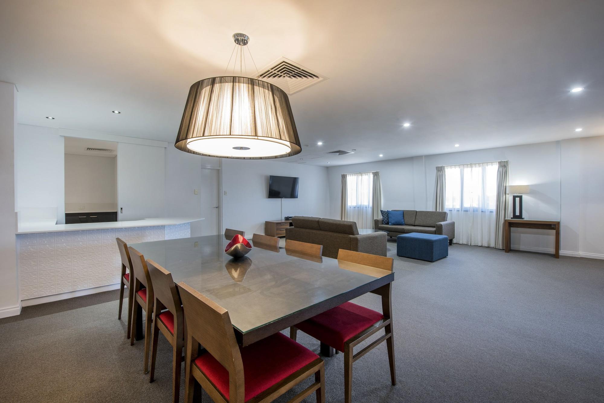 Aparthotel Mantra On Hay 4*