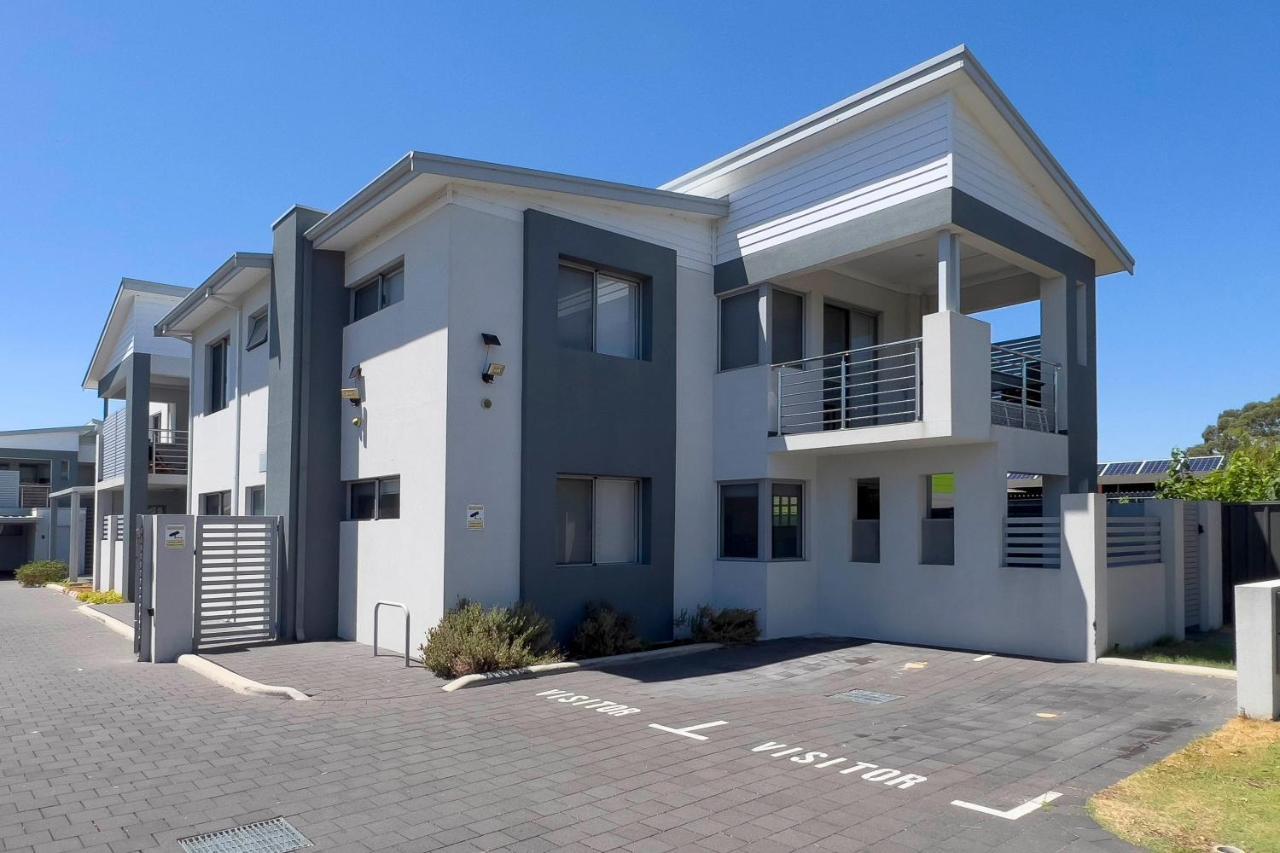 3 Fresh Sparkling Apt 2br 2ba Cloverdale *