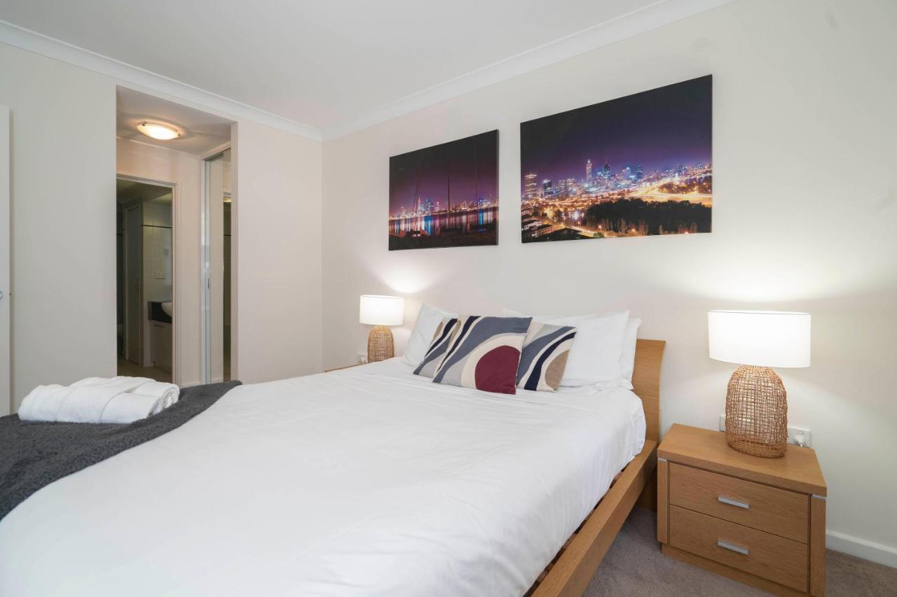 302 Wonderful Waldorf Poolgym Apartment *