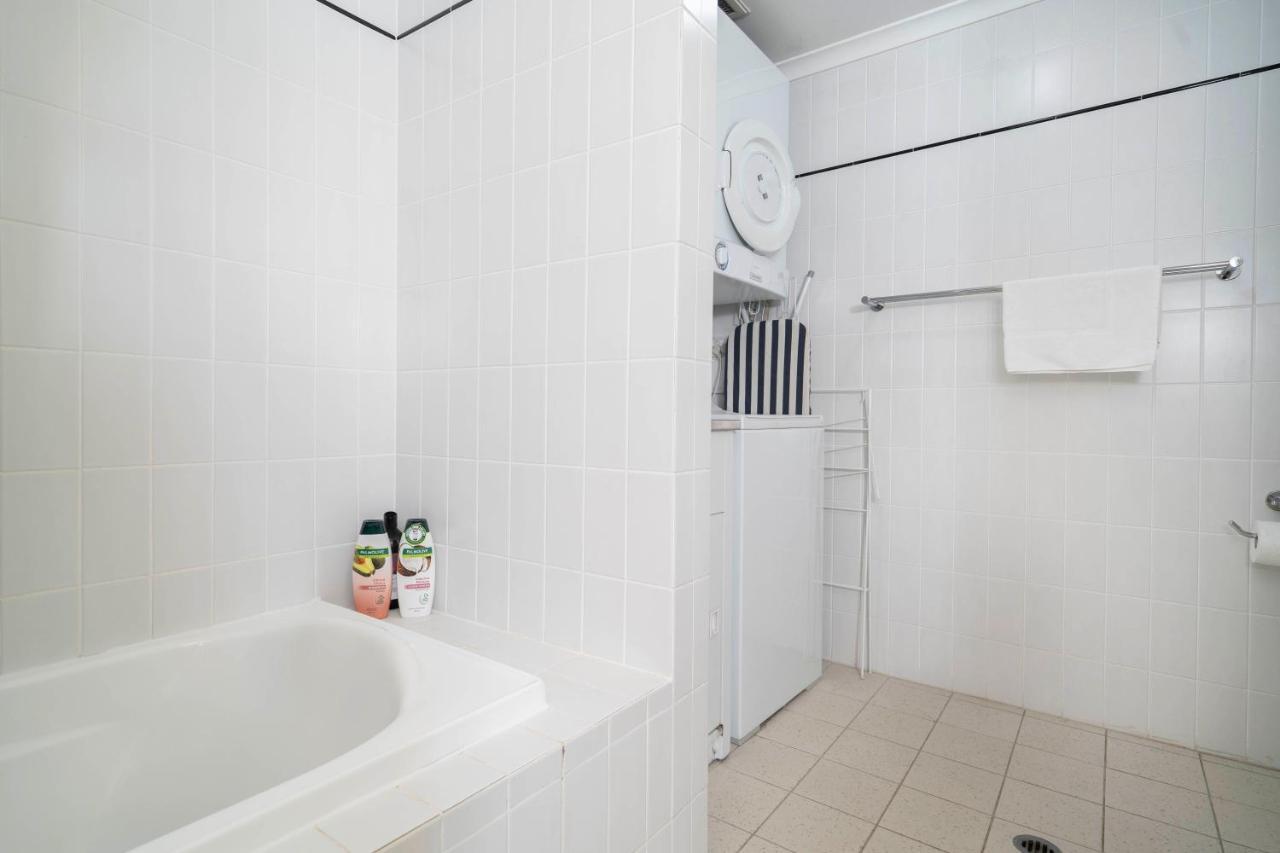 302 Wonderful Waldorf Poolgym Apartment *